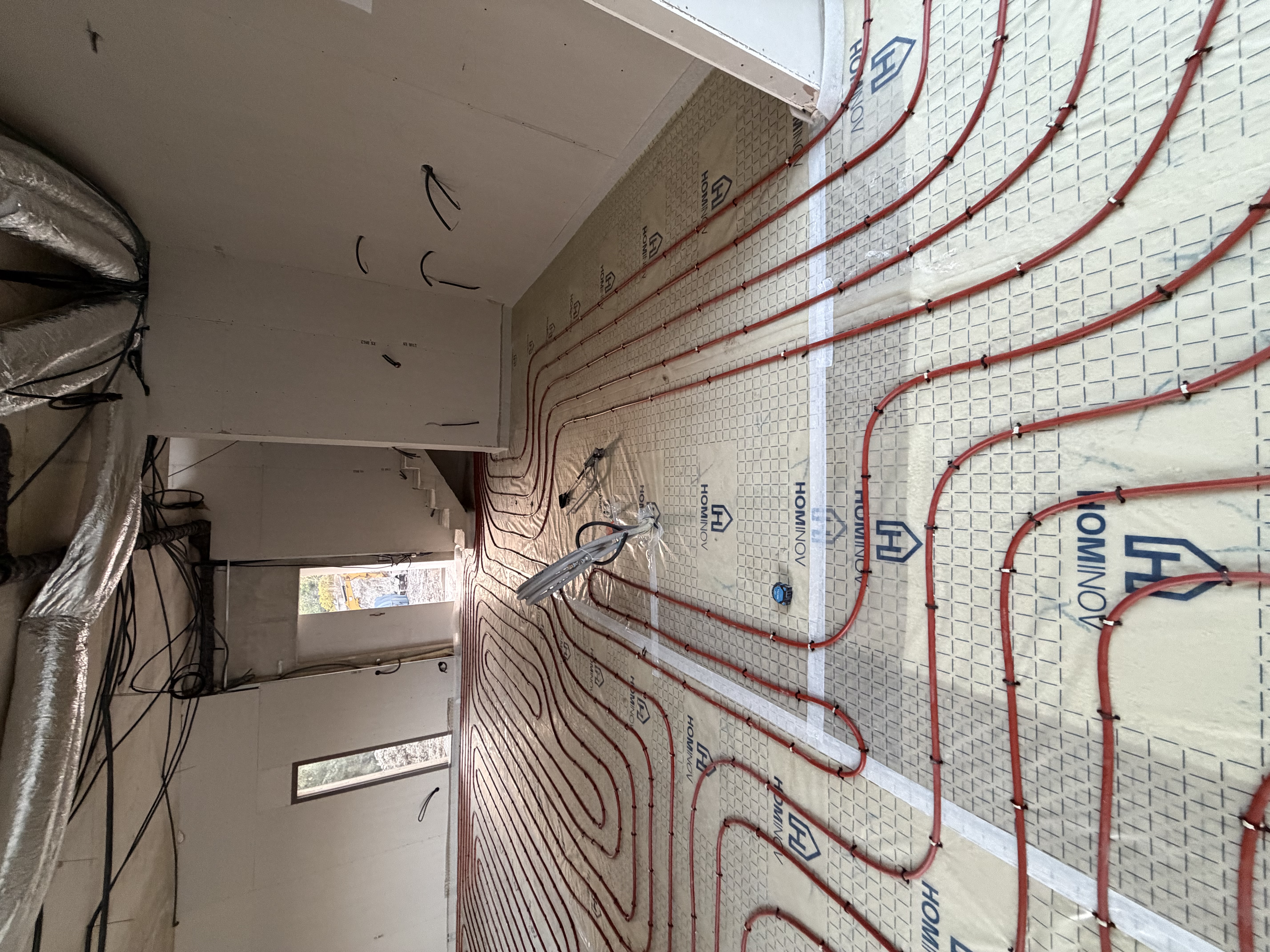 Pose des boucles d'un plancher chauffant par AZUR CLIMATISATION ET ÉNERGIE