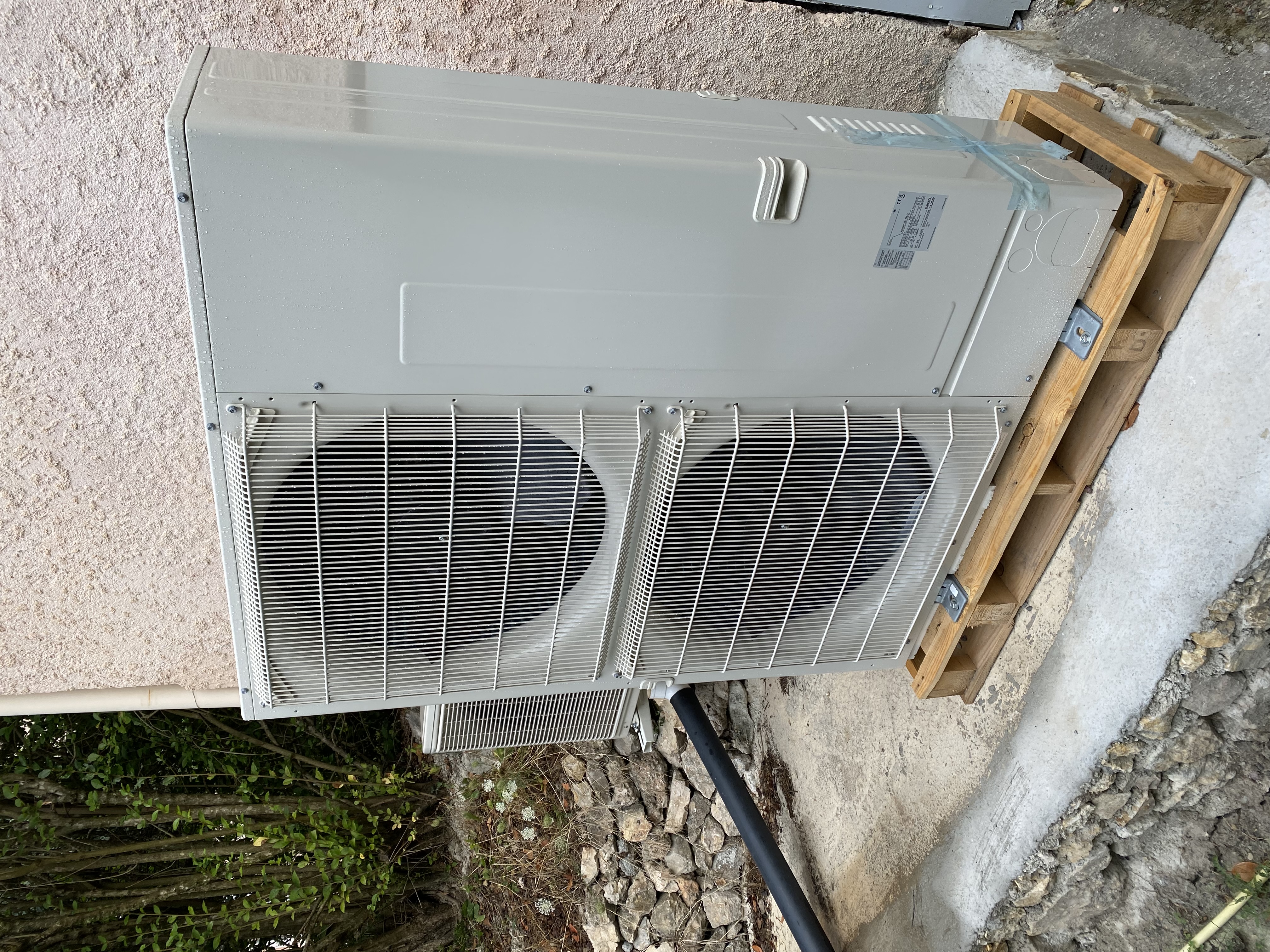 Groupe extérieur de pompe à chaleur air/eau installé par AZUR CLIMATISATION ET ÉNERGIE