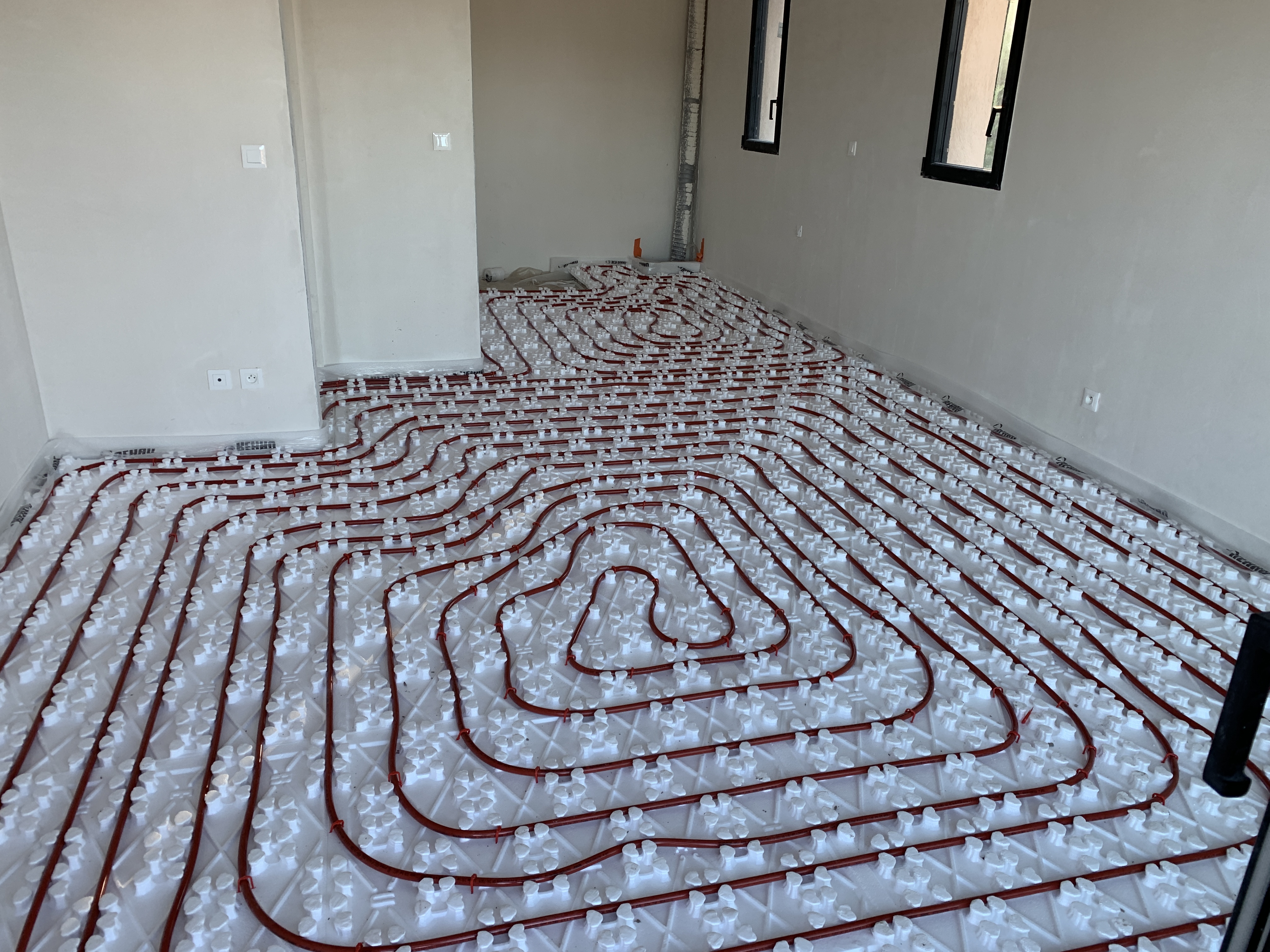 Plancher chauffant hydraulique installé par AZUR CLIMATISATION ET ÉNERGIE