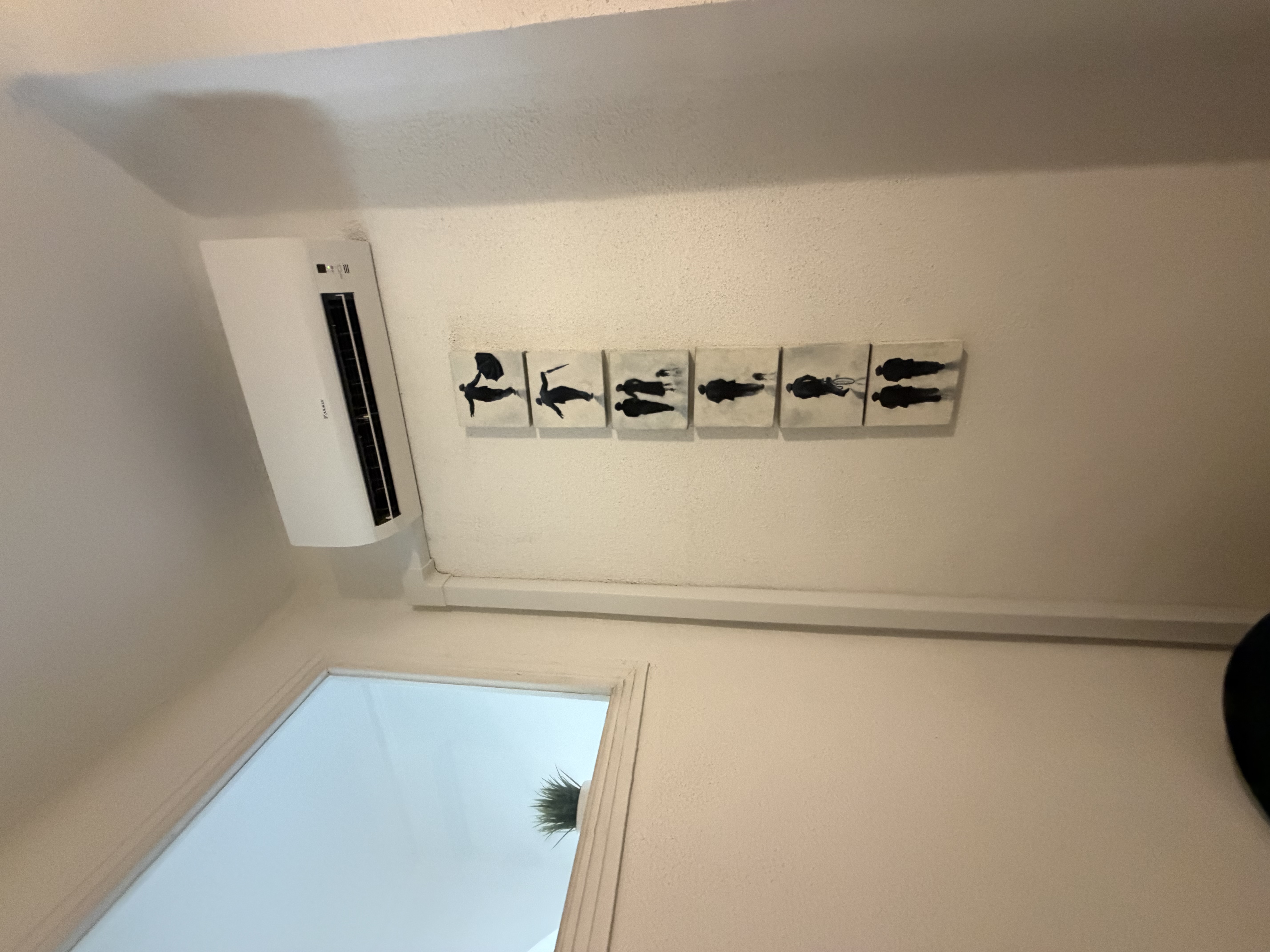 Installation bi-split murale réalisée en appartement par AZUR CLIMATISATION ET ÉNERGIE