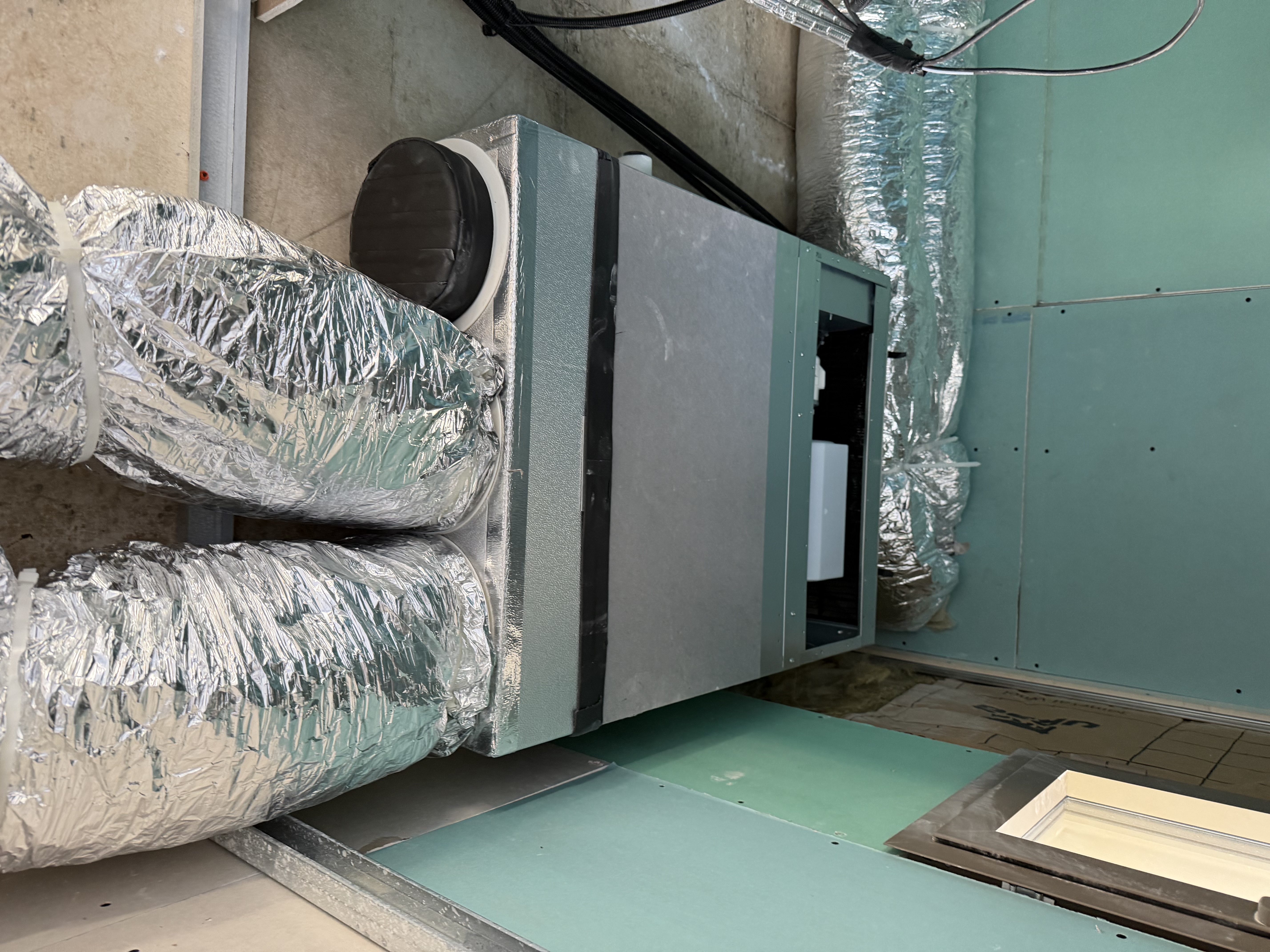 Bouches de soufflage de climatisation gainable intégrées au plafond