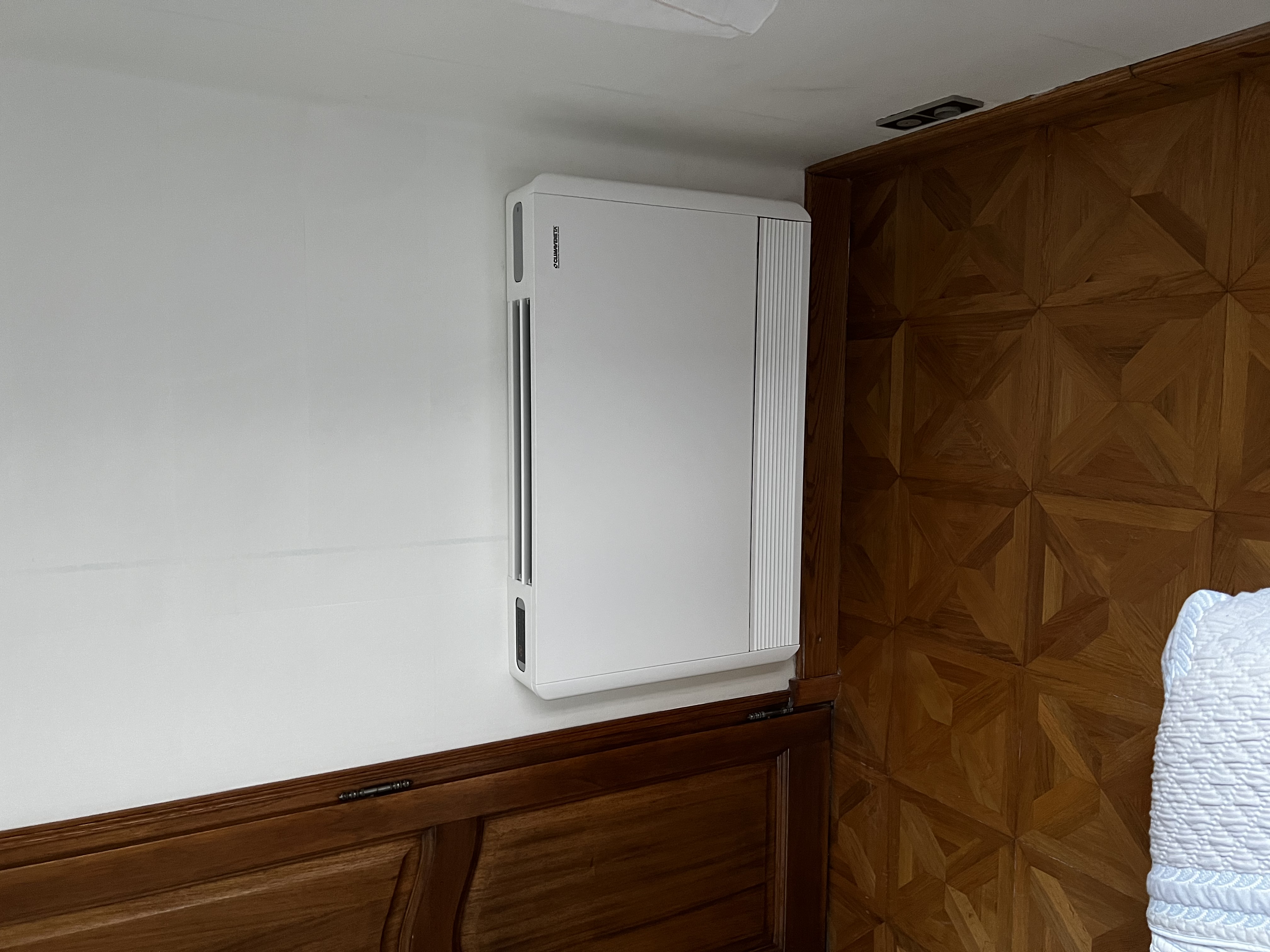 Ventilo-convecteur mural installé par AZUR CLIMATISATION ET ÉNERGIE