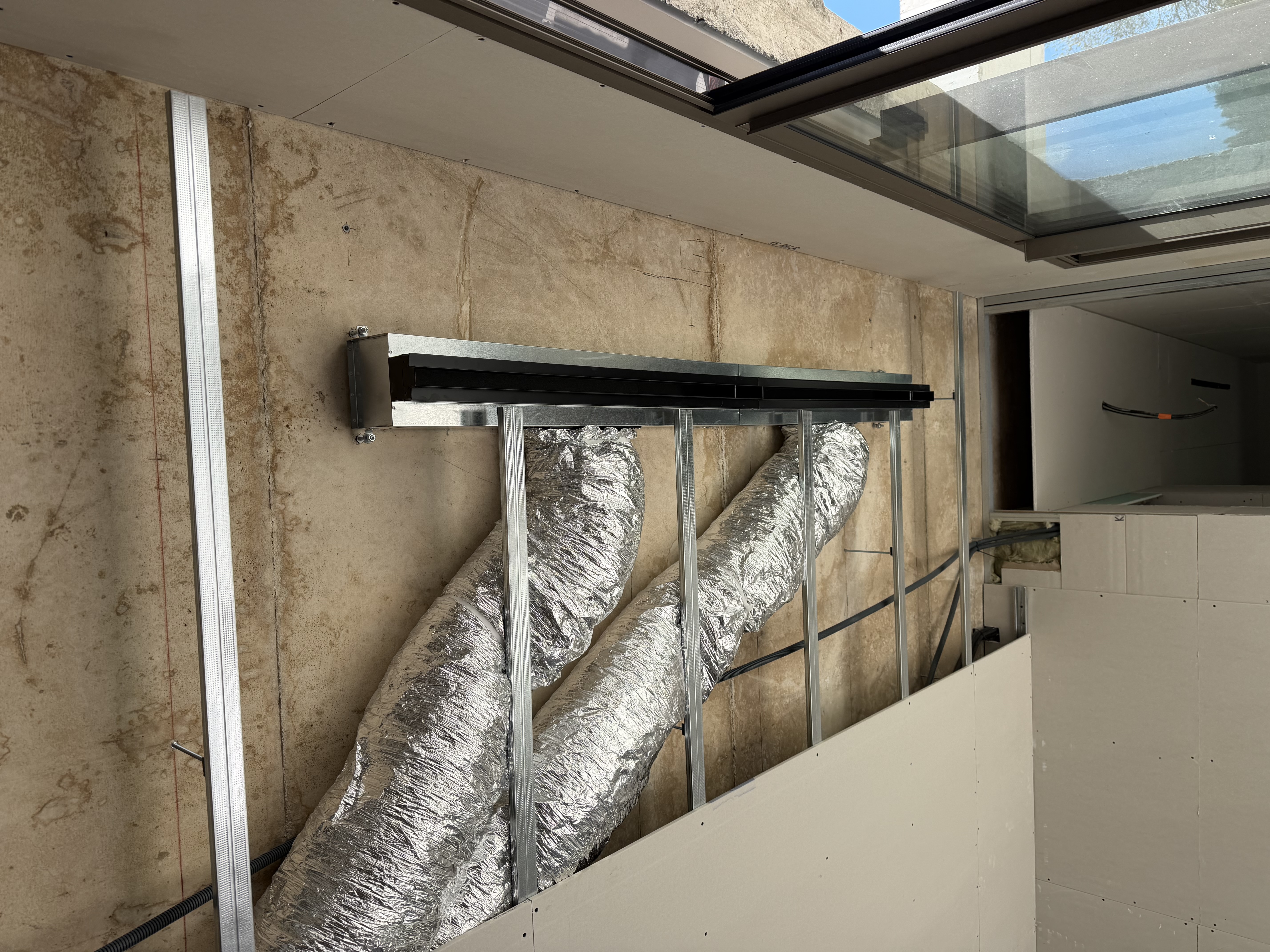 Réseau de gaines isolées d'un système gainable installé par AZUR CLIMATISATION ET ÉNERGIE